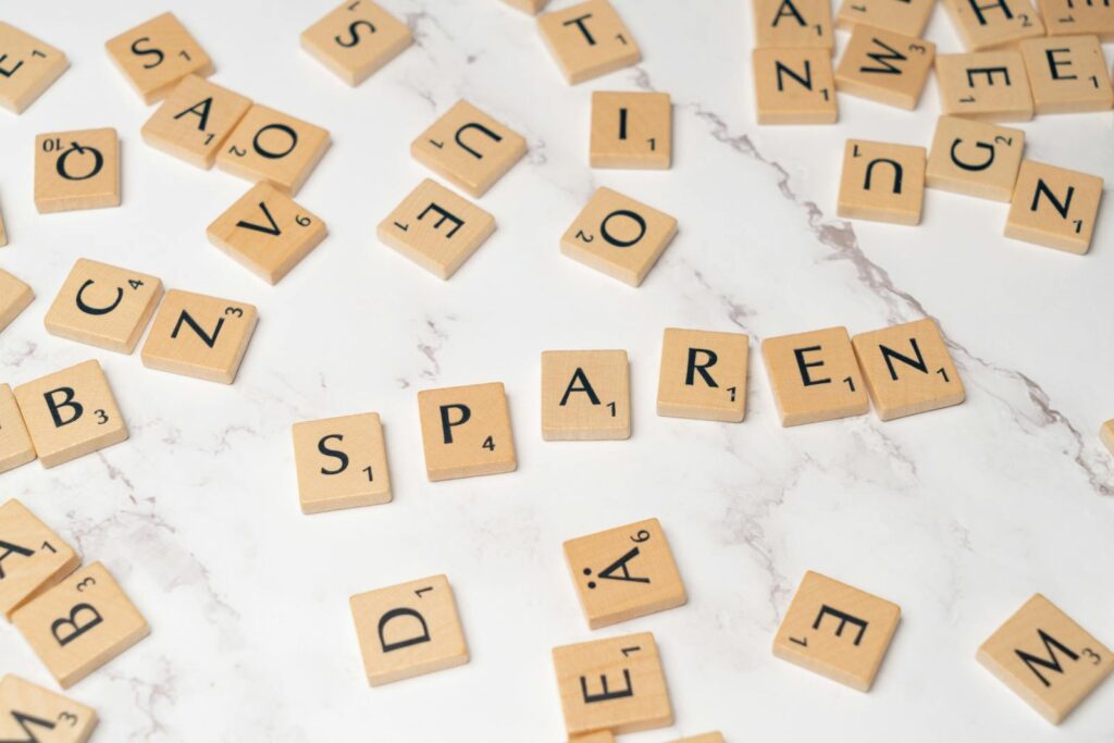 Scrabble letters spelling out the word sparen